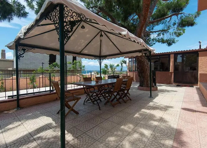 Adelaide, A Reggio Calabria Villa